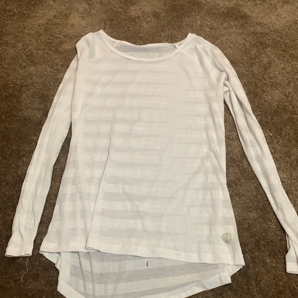 2 Long sleeve shirts to layer - Picture 3 of 4